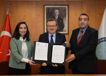 Elektrikli araç bataryasının bakımı için personel