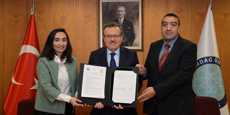 Elektrikli araç bataryasının bakımı için personel