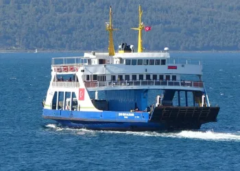 Bazı feribot seferlerine fırtına engeli