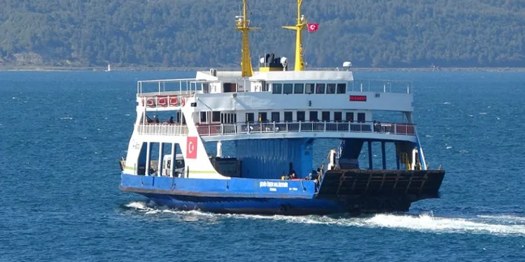 Bazı feribot seferlerine fırtına engeli