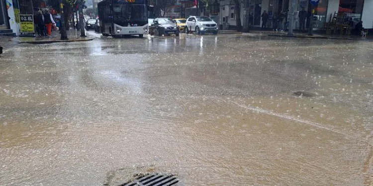 Bandırma yağmura teslim oldu