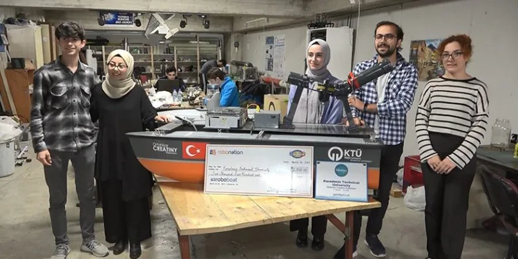 Dünya ikincisi olan ekip üyeleri döndü