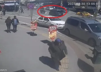 Bursa’da motosiklet ile panelvan aracın çarpışma anı