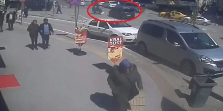 Bursa’da motosiklet ile panelvan aracın çarpışma anı