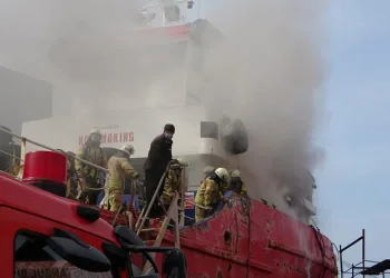 Bakımda olan yağ tankerinde yangın çıktı