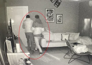 Evin içinde bulunan kamera hırsızları ele verdi