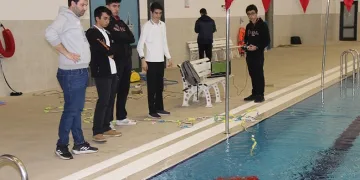 Lise öğrencileri su altı robotu üretti