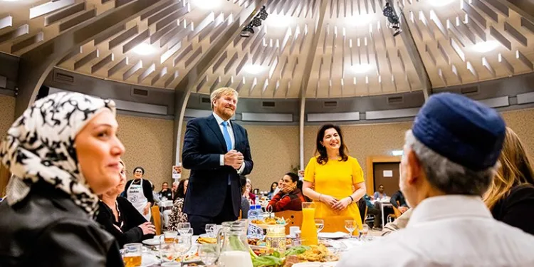 Hollanda Kralı iftara katıldı