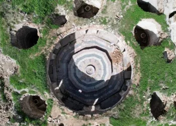Tarihi hamamın kubbe pencereleri ortaya çıktı