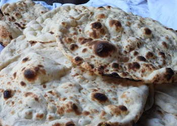 Depremzedeler, diğer depremzedeler için ekmek pişiriyor