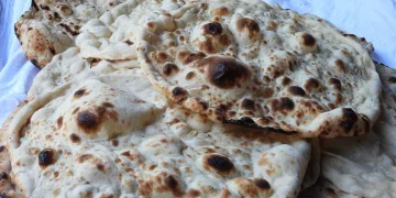 Depremzedeler, diğer depremzedeler için ekmek pişiriyor