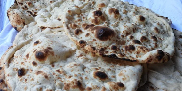 Depremzedeler, diğer depremzedeler için ekmek pişiriyor
