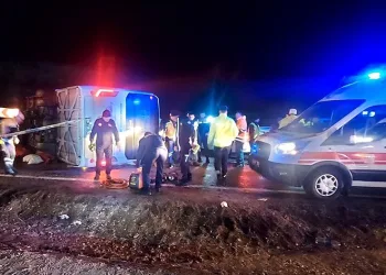 Deprem bölgesinden dönen personeller kaza yaptı