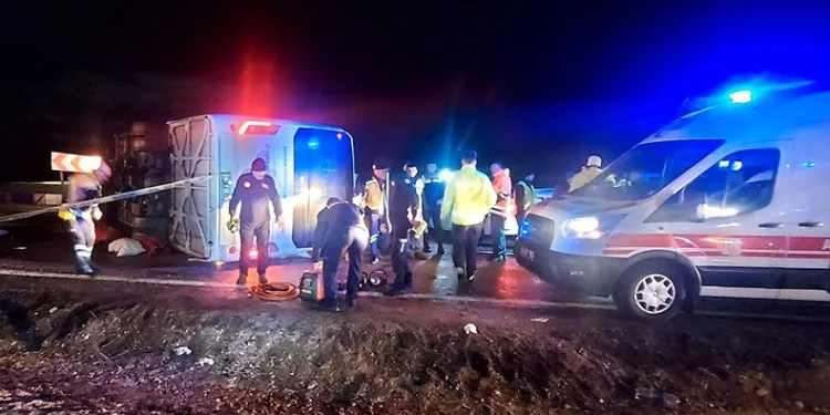 Deprem bölgesinden dönen personeller kaza yaptı