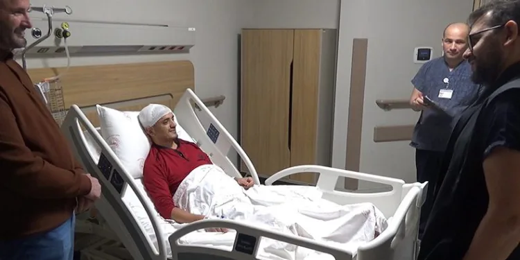 Bilinci açık hastaya beyin tümörü ameliyatı yapıldı