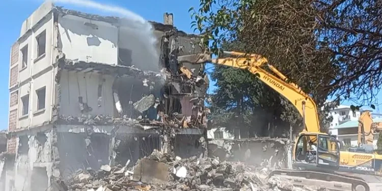 Az hasarlı binalarda tadilat başladı