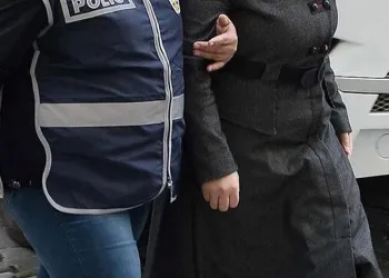 Tartıştığı annesini kaynar suyla yakıp bıçakladı