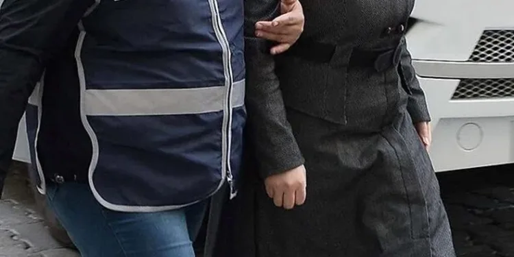 Tartıştığı annesini kaynar suyla yakıp bıçakladı