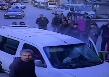Dalgın sürücü markete daldı