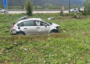 Otomobilin camından fırlayan sürücü ağır yaralandı