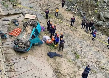 Rize’de hafif ticari araç dereye düştü: