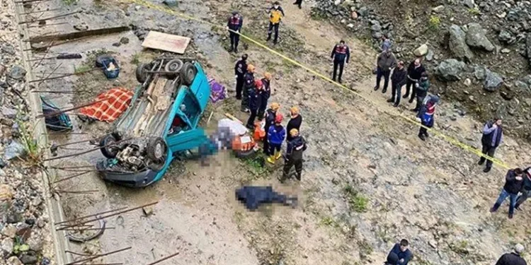 Rize’de hafif ticari araç dereye düştü: