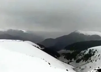 Kar nedeniyle araçlar yolda kaldı
