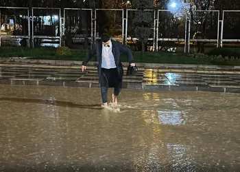 Sağanak yağışta yalın ayak yürüyüş