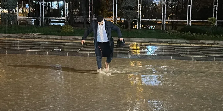Sağanak yağışta yalın ayak yürüyüş
