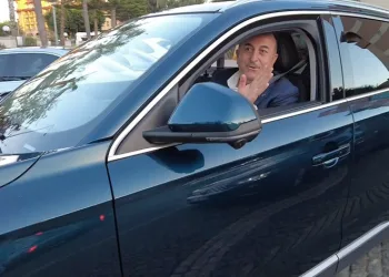 Çavuşoğlu, Togg’u kullanarak merak edenlere tanıttı