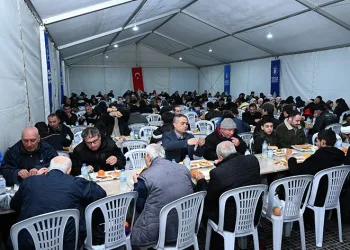 Aktaş, iftarını Emirsultan’daki vatandaşlarla açtı
