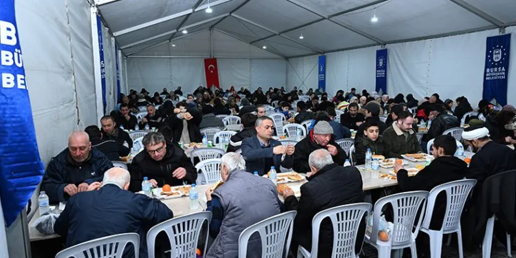 Aktaş, iftarını Emirsultan’daki vatandaşlarla açtı