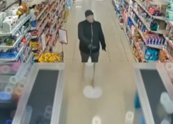 Yüzüne kadın çorabı geçirdi, marketi soydu