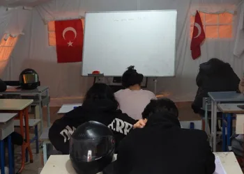 Çadır sınıflarda öğrencileri sınava hazırlıyor