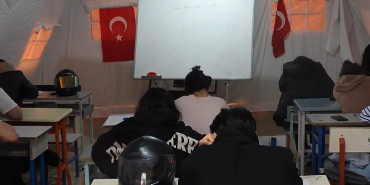 Çadır sınıflarda öğrencileri sınava hazırlıyor