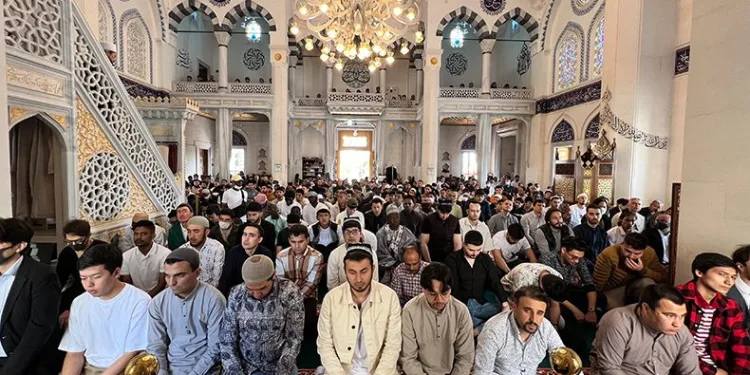 Tokyo Camii’nde bayram namazı