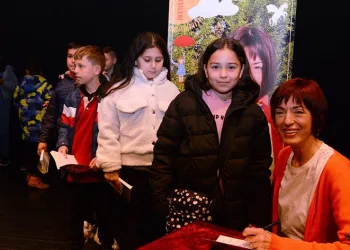Çocuklar kitabını okudukları yazarla buluştular