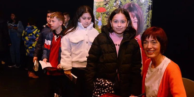 Çocuklar kitabını okudukları yazarla buluştular