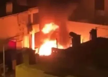 Sahur vakti çıkan yangın panik yaşattı