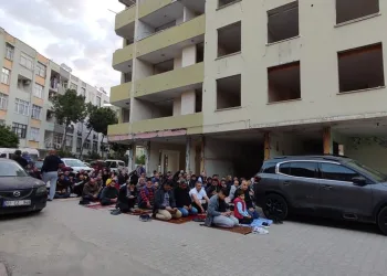 Bayram namazını orta hasarlı binanın altında kıldılar