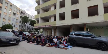 Bayram namazını orta hasarlı binanın altında kıldılar