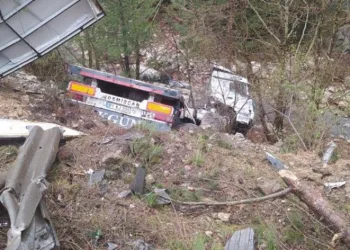 Yoldan çıkan tır dereye düştü