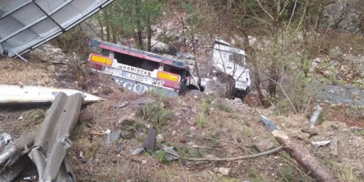 Yoldan çıkan tır dereye düştü