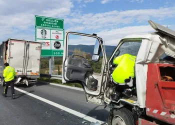 Çekici emniyet şeridinde kamyonete arkadan çarptı