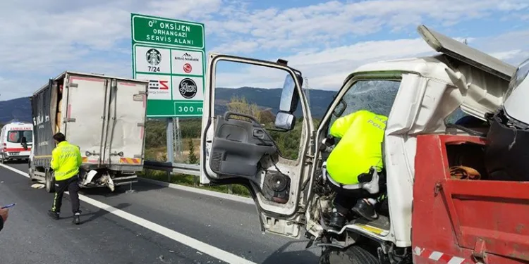 Çekici emniyet şeridinde kamyonete arkadan çarptı