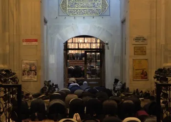 Asırlık camide Sakal-ı Şerif izdihamı