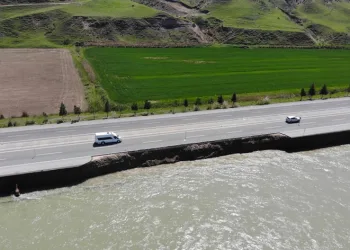 Baraj suları yükselince ana yol çöktü
