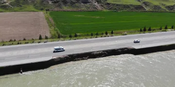 Baraj suları yükselince ana yol çöktü