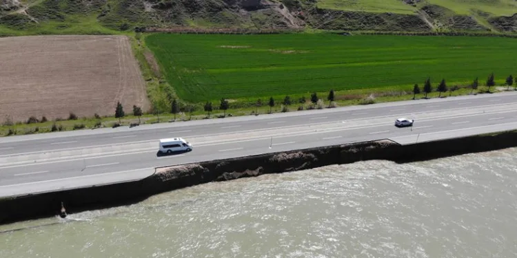 Baraj suları yükselince ana yol çöktü