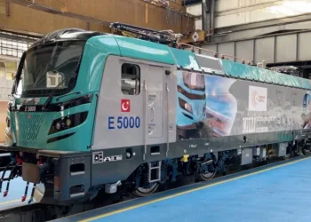 Yerli ve milli ‘Elektrikli Ana Hat Lokomotifi E5000’ raya indirildi